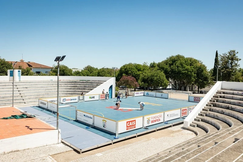 Campo de Futebol de Rua em Viseu, com publicidade nas tabelas laterais