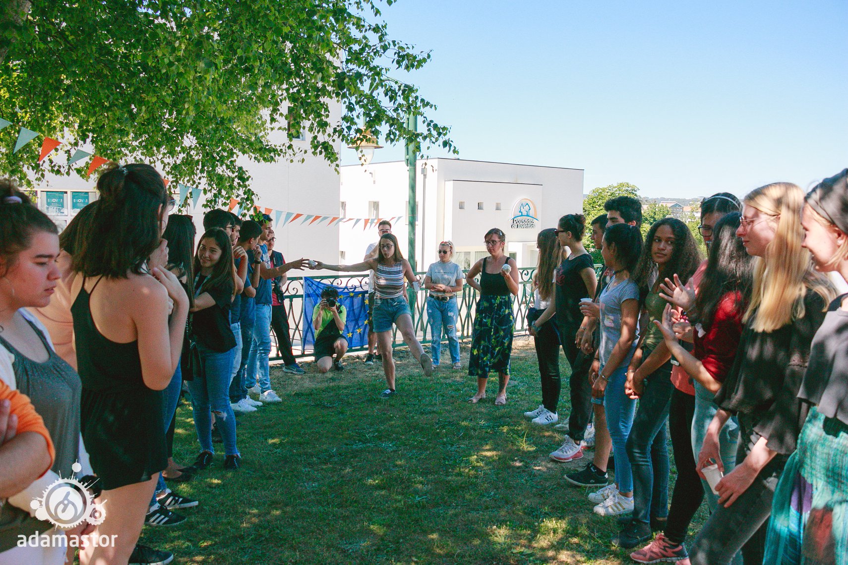 Jovens reunidos em círculo numa atividade da Adamastor.