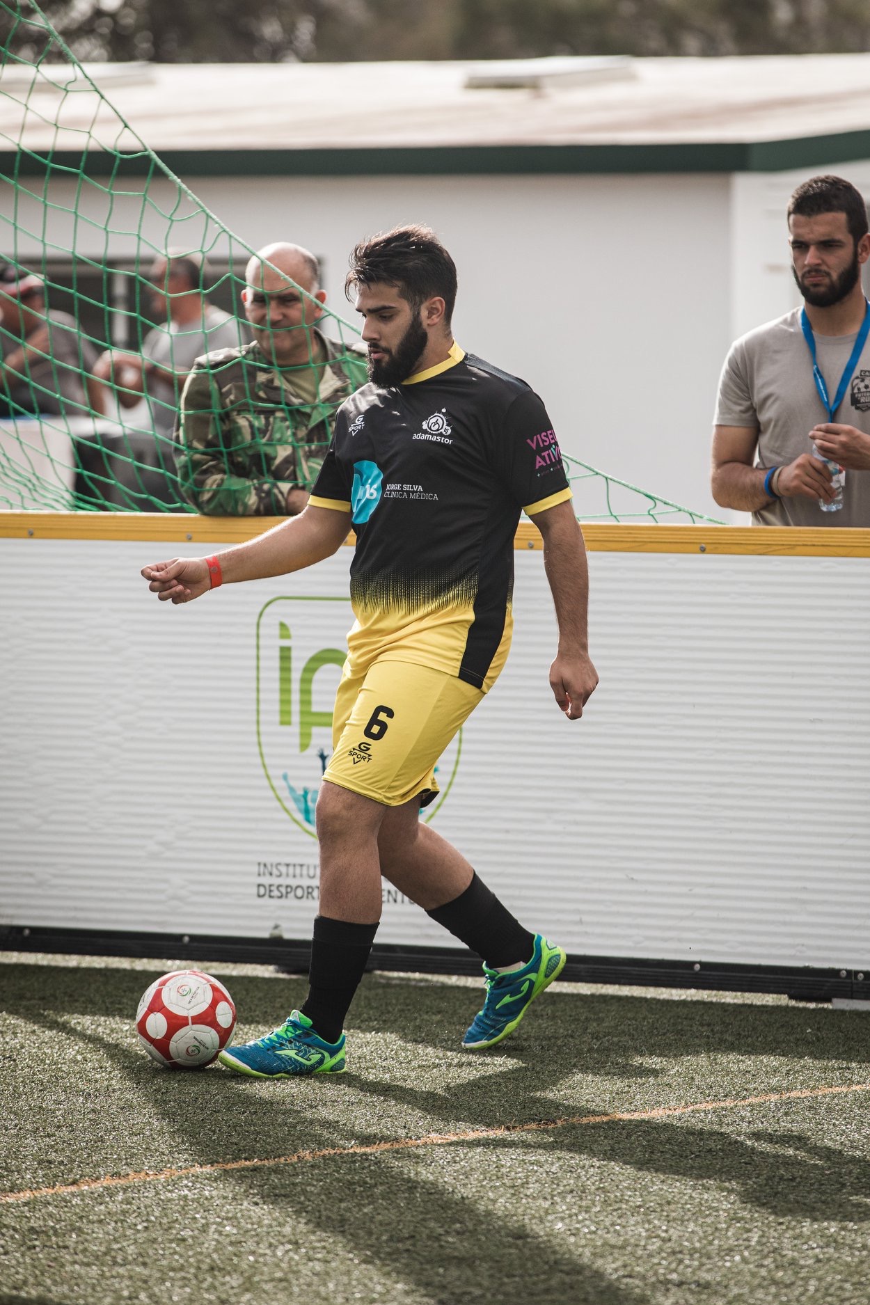 Atleta da Adamastor com bola num jogo de Futebol de Rua.