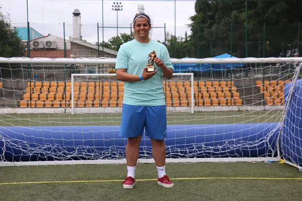 Participante com troféu no Torneio Distrital de Futebol de Rua de Viseu 2021.