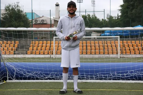 Participante com troféu no Torneio Distrital de Futebol de Rua de Viseu 2021.