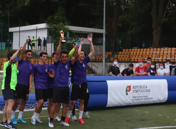Celebração com troféu no Torneio Distrital de Futebol de Rua de Viseu 2021.