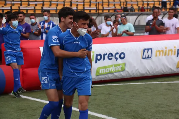 Celebração entre participantes no Torneio Distrital de Futebol de Rua de Viseu 2021.