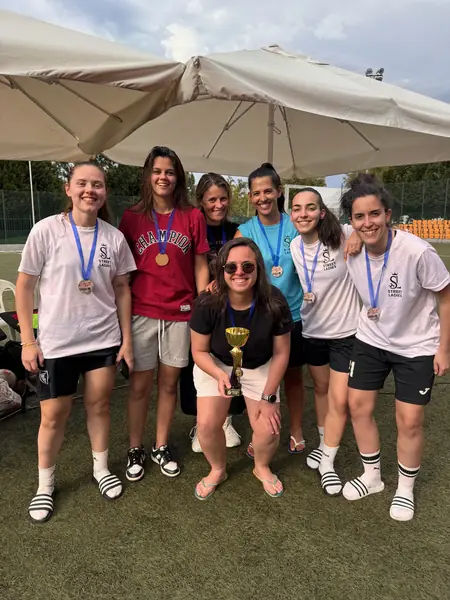 Equipa feminina com o troféu. Distrital de Viseu, 2025.