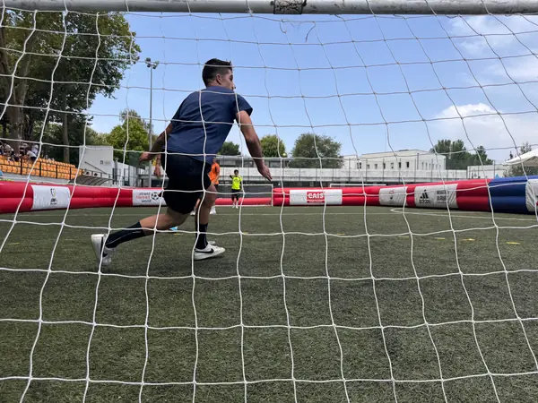 Guarda-redes acompanha o jogo junto à baliza. Distrital de Viseu, 2025.