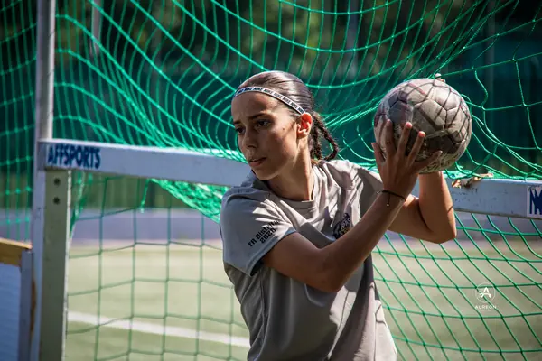 Guarda-redes com a bola. Distrital de Viseu, 2026.