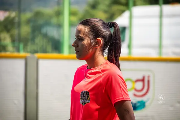 Participante junto ao campo. Distrital de Viseu, 2026.