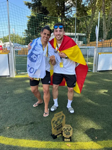 Participantes com bandeiras e troféus. Nacional em Viseu, 2024.