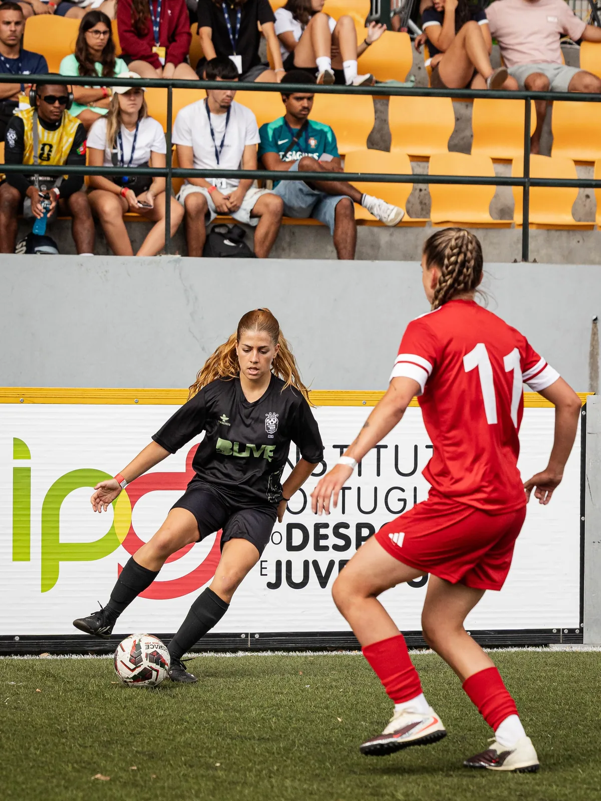 Duas jogadoras disputam a bola num encontro de Futebol de Rua em Viseu.