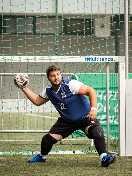 Guarda-redes prepara a reposição da bola no Nacional de Futebol de Rua de Viseu 2026.