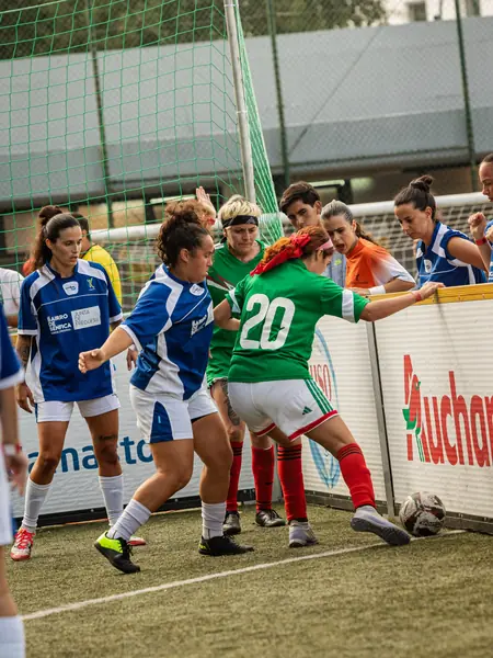 Disputa de bola junto à lateral num jogo feminino no Nacional de Futebol de Rua de Viseu 2026.