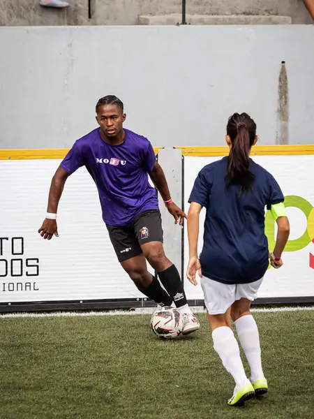 Jogador conduz a bola perante uma adversária no Nacional de Futebol de Rua de Viseu 2026.