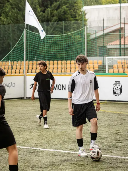 Jogador com a bola no campo no Nacional de Futebol de Rua de Viseu 2026.