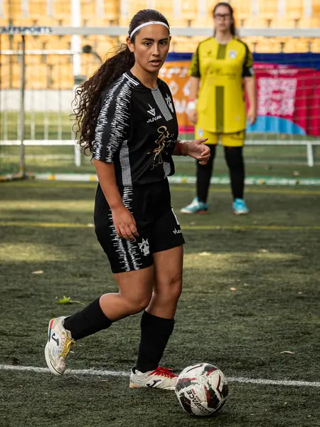 Jogadora conduz a bola no Nacional de Futebol de Rua de Viseu 2026.