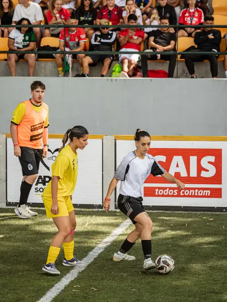 Disputa de bola num jogo feminino no Nacional de Futebol de Rua de Viseu 2026.