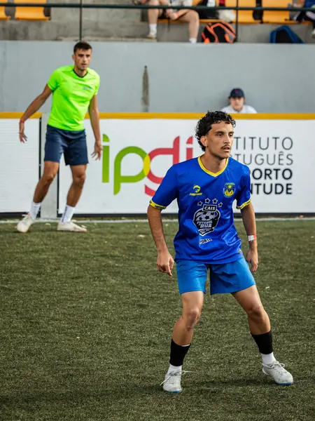 Jogador acompanha a jogada no campo no Nacional de Futebol de Rua de Viseu 2026.