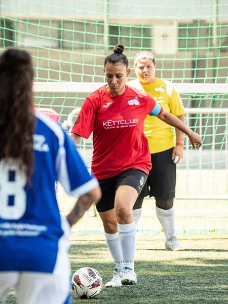 Jogadora conduz a bola perto da baliza no Nacional de Futebol de Rua de Viseu 2026.