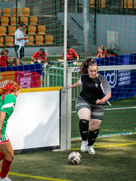 Jogadora avança com a bola pela lateral no Nacional de Futebol de Rua de Viseu 2026.