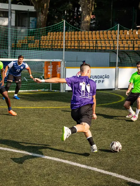 Remate à baliza num jogo masculino no Nacional de Futebol de Rua de Viseu 2026.