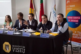 A juventude à mesa das decisões. Fotografia do arquivo Adamastor.