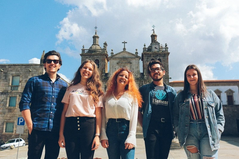 Jovens no centro histórico de Viseu, em frente à Sé.