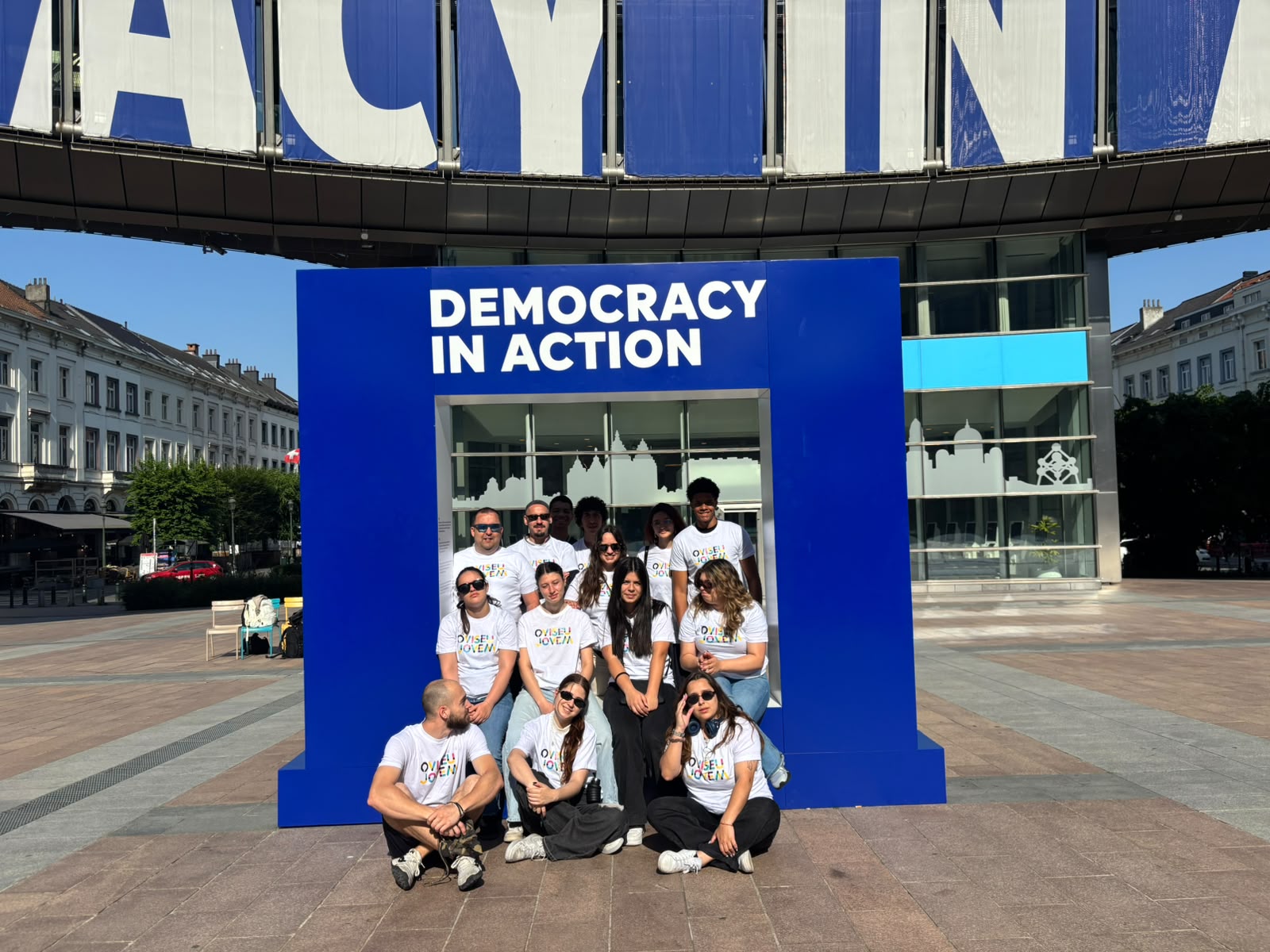 O grupo junto da instalação «Democracy in Action».