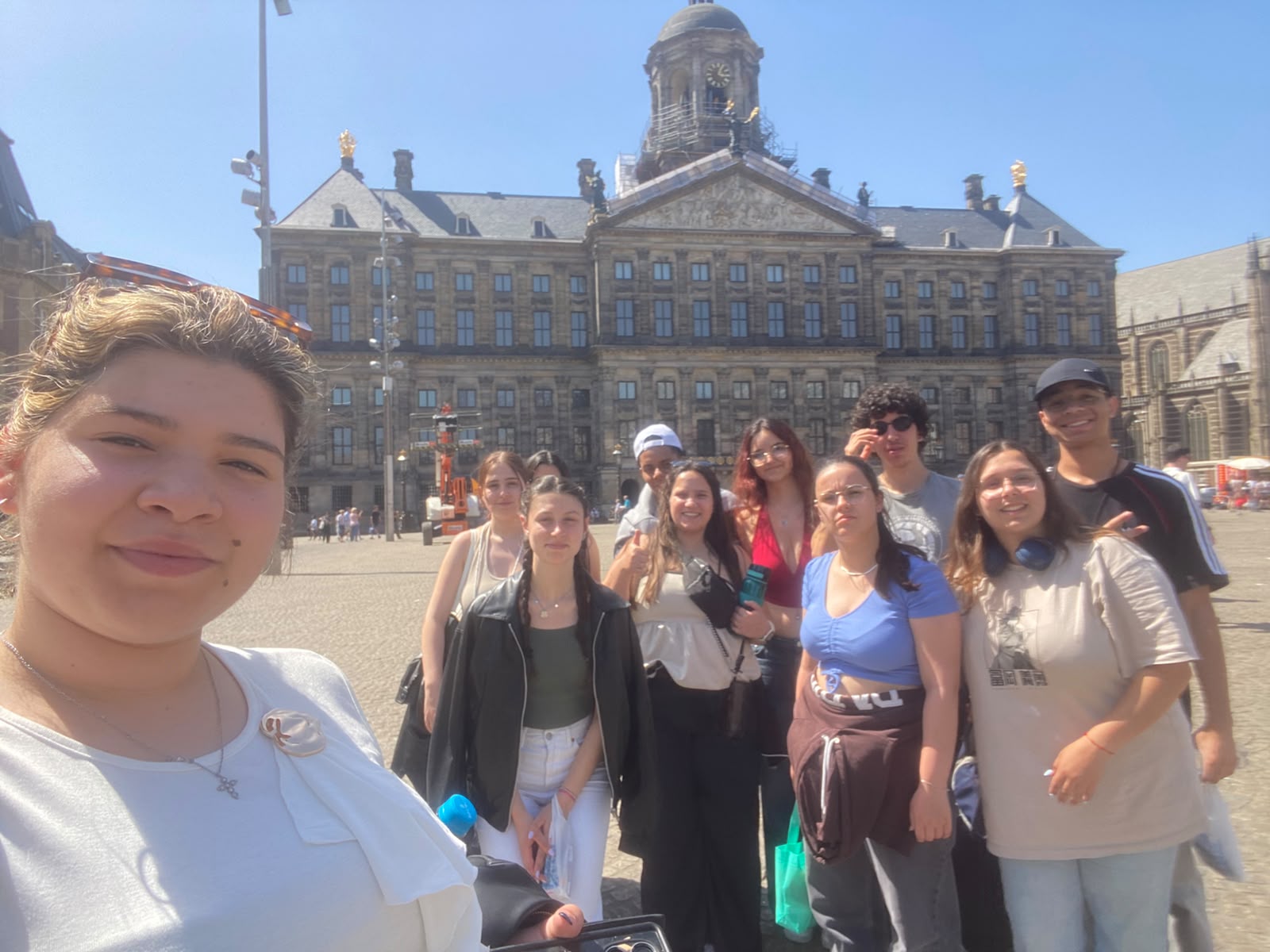 O grupo na Praça Dam, em frente ao Palácio Real de Amesterdão.