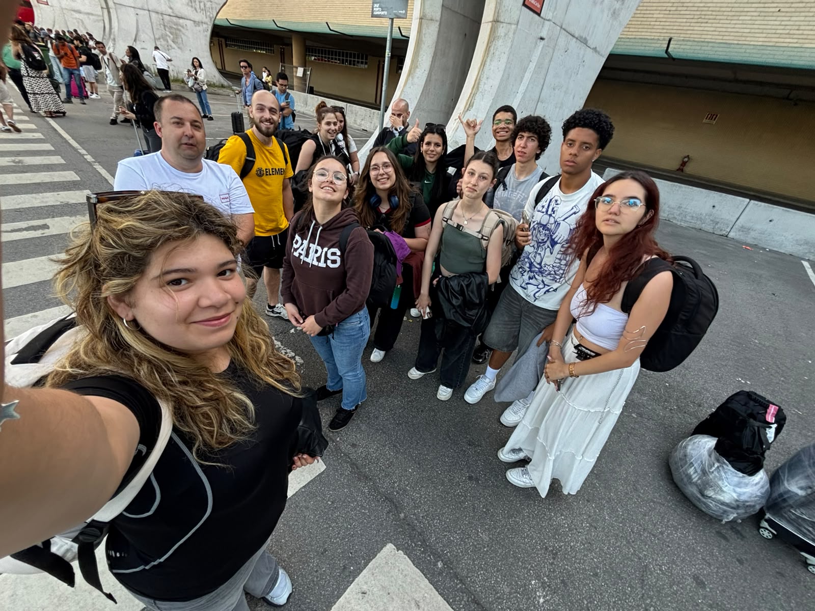 Selfie do grupo com as malas, durante uma deslocação.