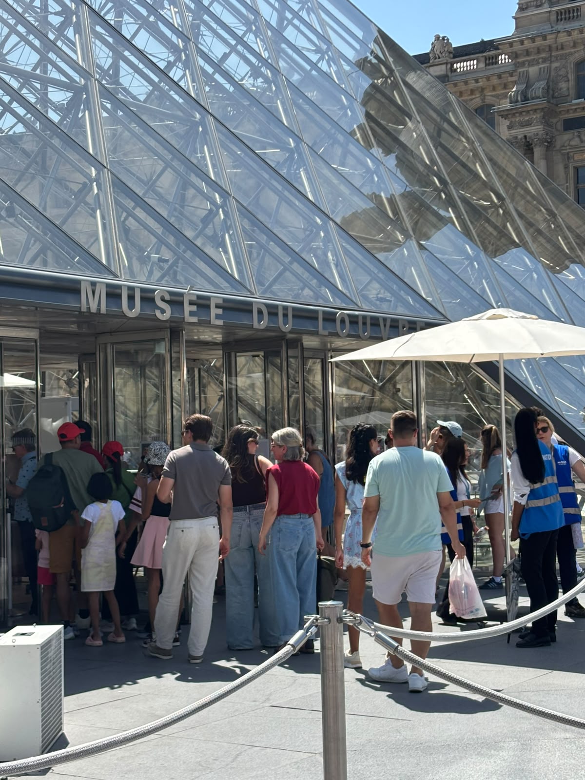 Entrada do Museu do Louvre, junto à pirâmide de vidro.