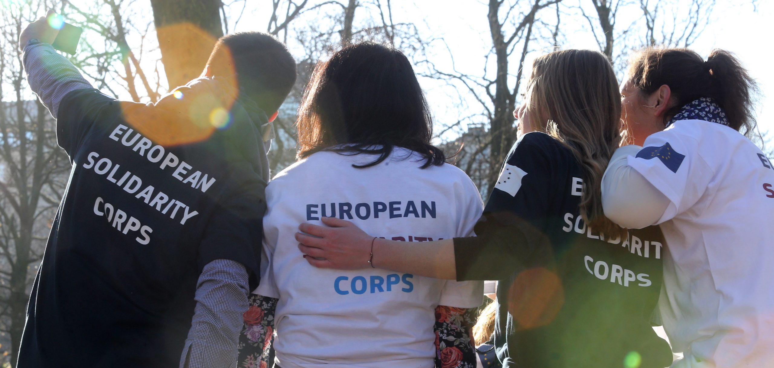 Voluntários com camisolas do Corpo Europeu de Solidariedade.